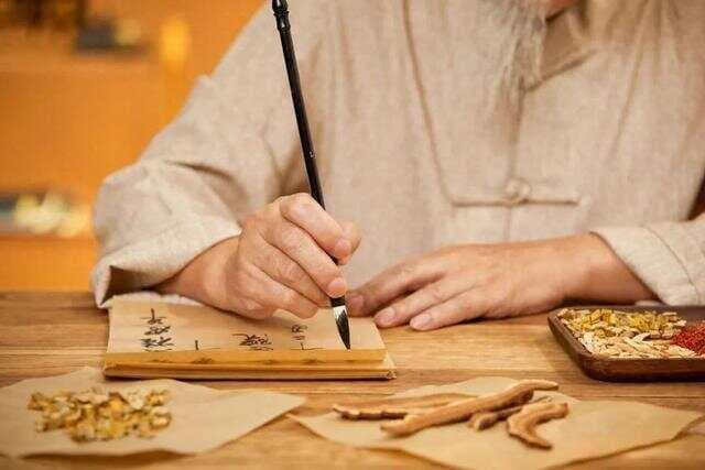 一吃东西就腹胀，中医妙法来“救场”