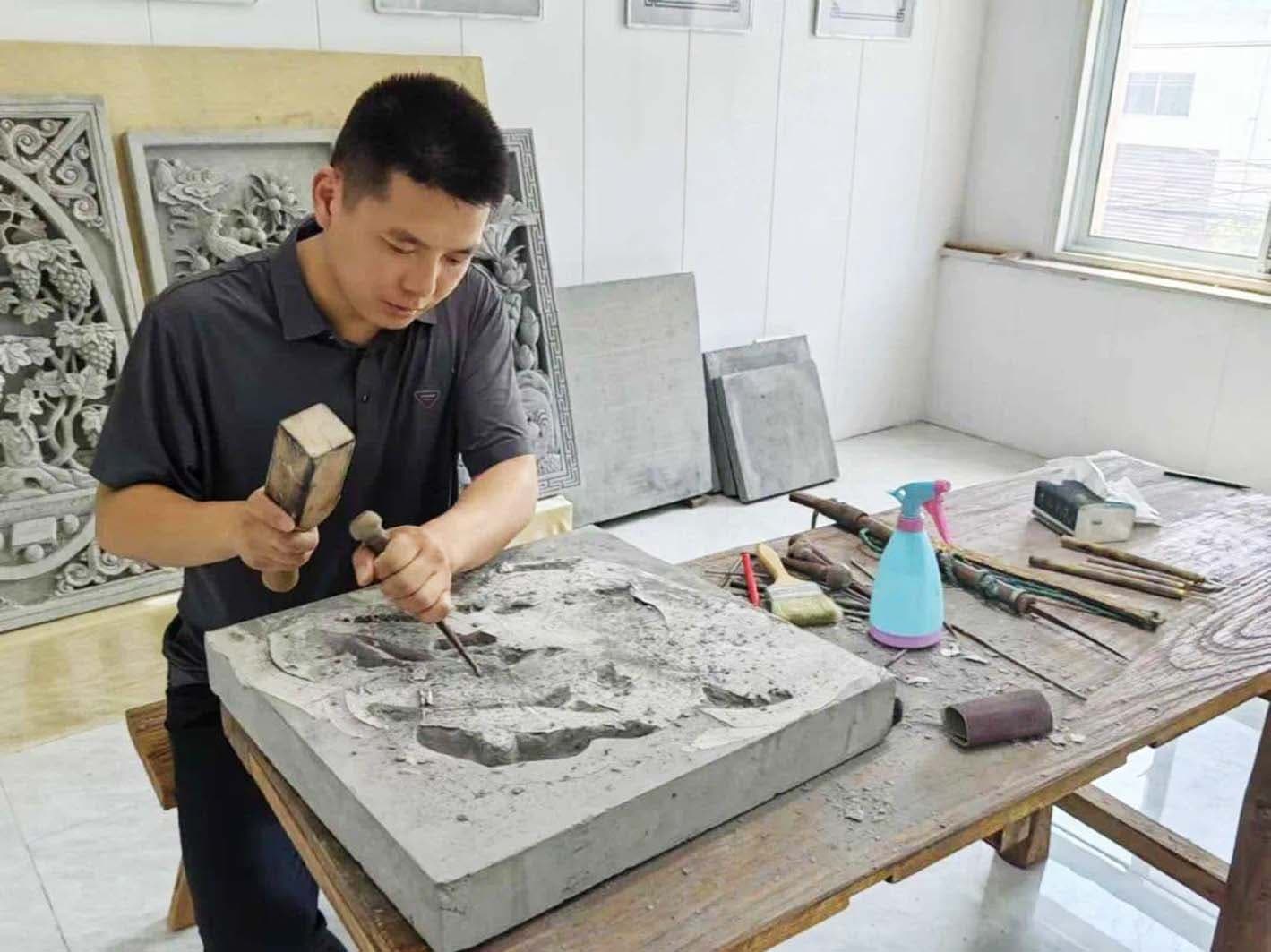 娄骋将非遗技艺搬进农家小院 在砖头上"雕"出了大产业