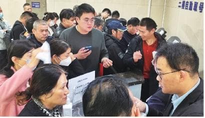 上海各区房地产交易中心迎来“大客流”