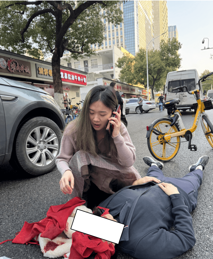 关键时刻显担当！女子骑电动车摔倒 口腔护士及时救护