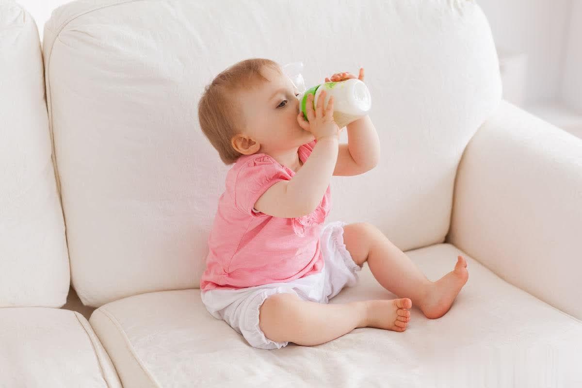 宝宝什么时候可以喝纯牛奶？母乳断奶后应该喝什么奶、喝多少？