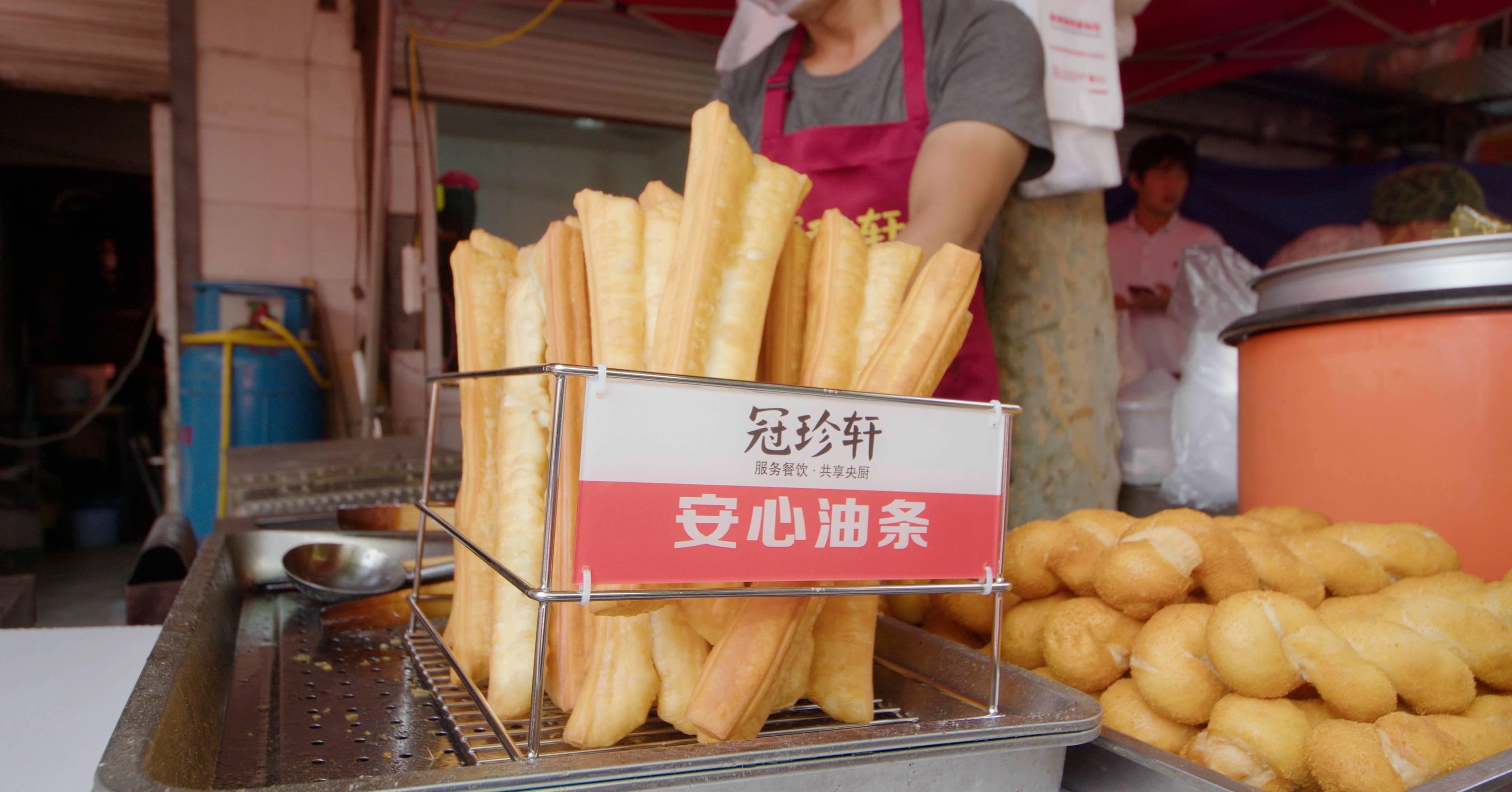 油条：承载历史与美味的传统美食
