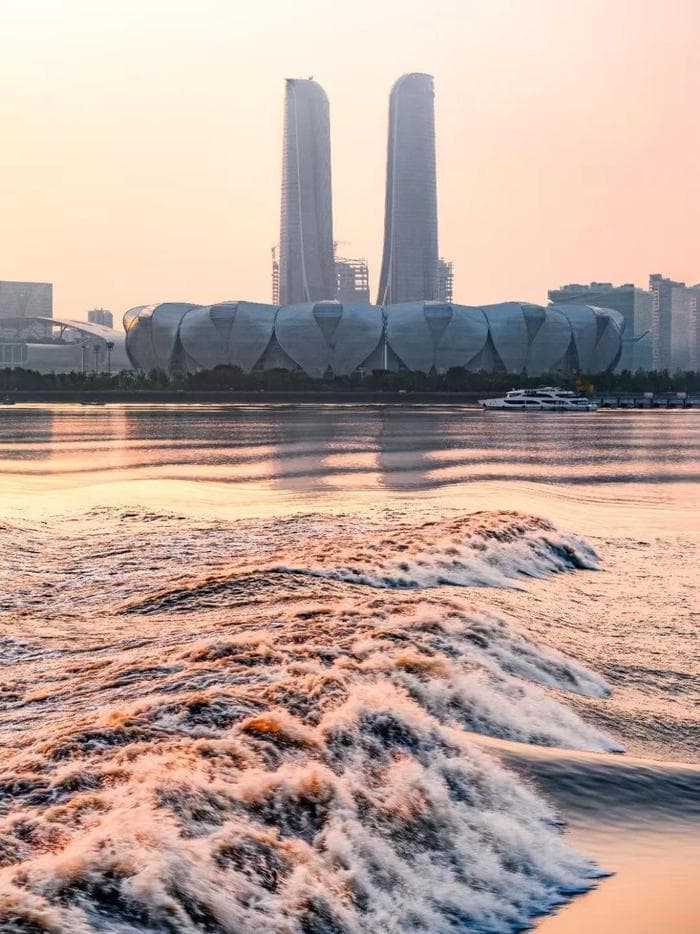 钱塘江大潮：杭州最壮观的自然奇观