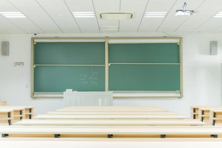 中国人民解放军国防大学专业有哪些，好不好？未来就业好吗？