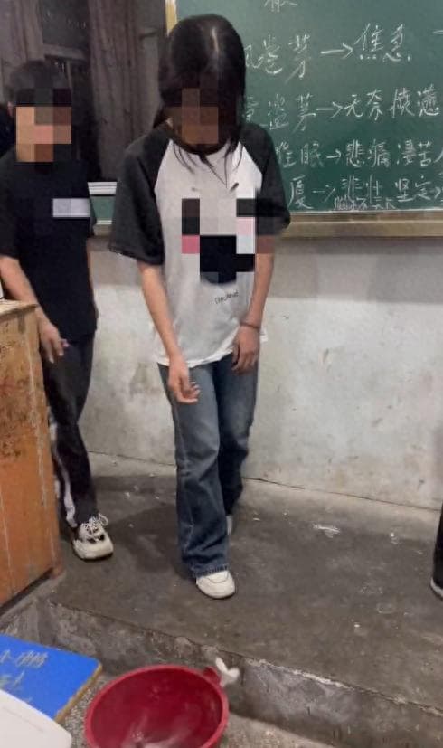 要求初中生将手机扔水桶？当地教体局回应