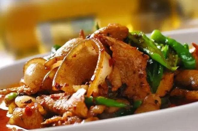 做回锅肉，别只会加豆瓣酱！记得“多加2个料”，香味浓更正宗