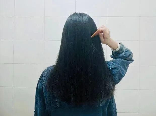 “头梳千遍，病少一半”！跟着医生学这样梳头，效果最好！