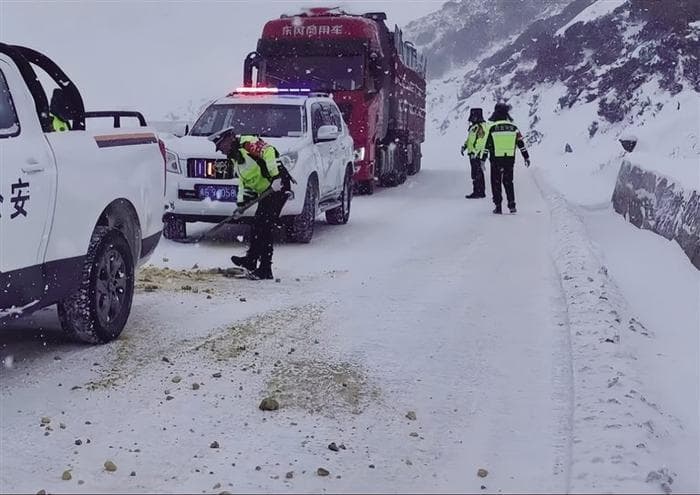 冬季降温降雪、道路湿滑，这份安全出行指南请查收！