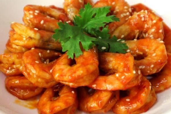 油炸虾，金黄酥脆的外皮、鲜嫩多汁的肉质，让很多食客爱不释手