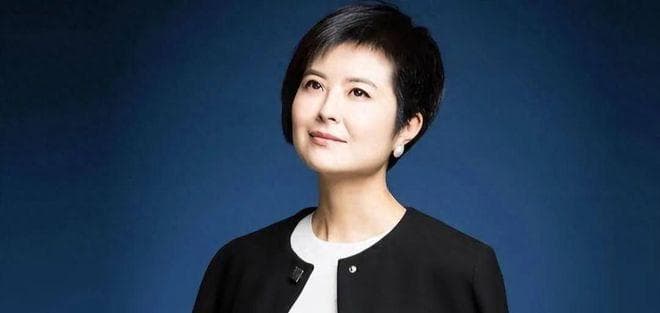 27岁张泉灵与45岁李铁步入婚姻，从央视辞职，靠投资实现财务自由