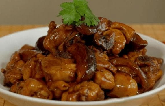 红烧鸡是一道经典的中式家常菜，色泽红亮、口感鲜美而广受欢迎