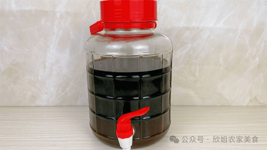 自制酱油，没有任何添加剂，3块钱成本就能做5斤，放一年不会坏