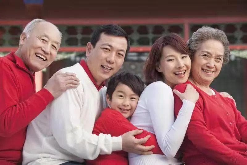 他们在67年里拍了100张全家福，阖家团圆才是最浓的年味儿