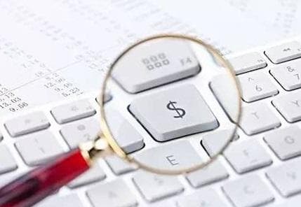 如何理解金融产品的票面价值及意义？这种票面价值对投资决策有何影响？