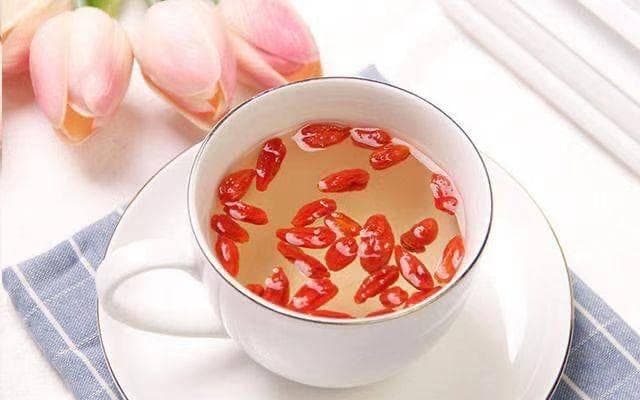 一杯枸杞水的养生秘密：免疫、抗衰、护眼