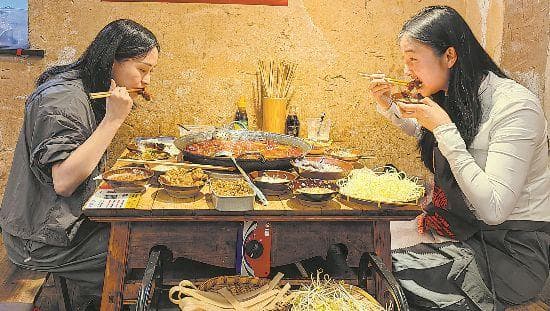 闻香而来 各地食客寻“味”成都