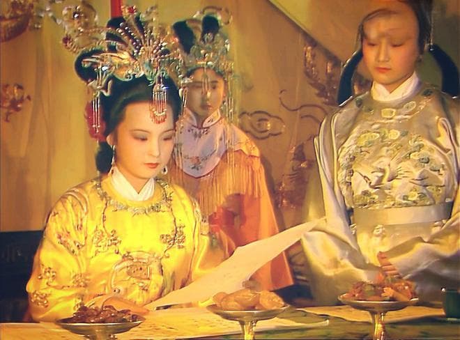 红楼梦：“贤德妃”贾元春，为什么会被弓弦勒死？她做了不贤之事