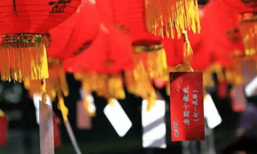 元宵猜灯谜：传统与智慧的交融