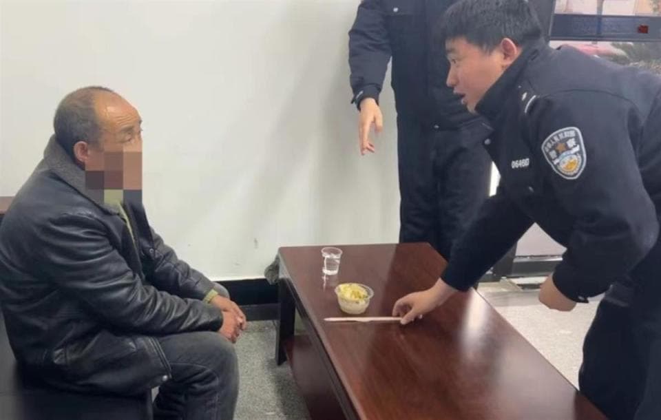十堰一老人走失来到老河口，民警通过其随身物品找到亲人