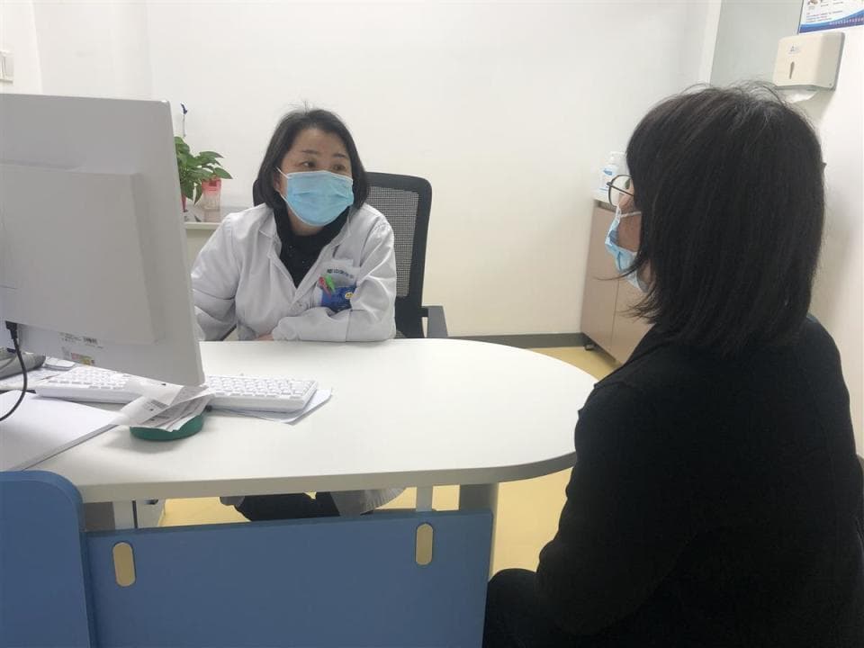 60岁老人炒菠菜未焯水致肾病恶化，医生提醒：吃这些菜一定要注意