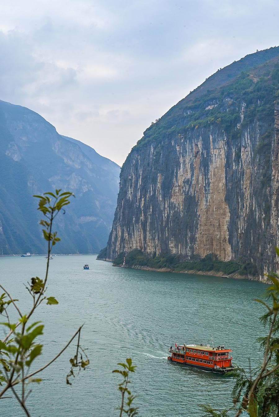 长江三峡上的背篓“小红船”