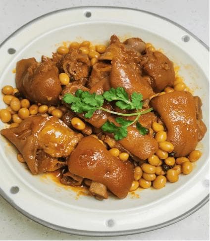猪蹄黄豆炖一锅，Q弹美味，冬季餐桌必备佳肴！