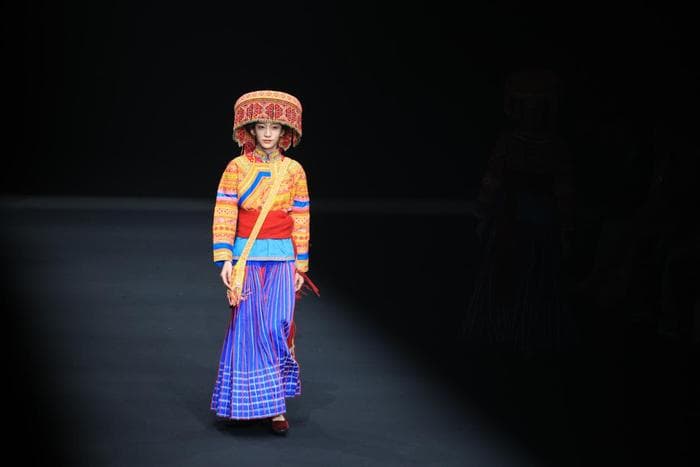 传统与现代交融绽放：盐边傈僳族服饰文化惊艳亮相中国国际时装周