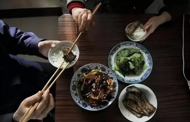 文明礼仪已变迁，今昔“夹菜”规矩各不同