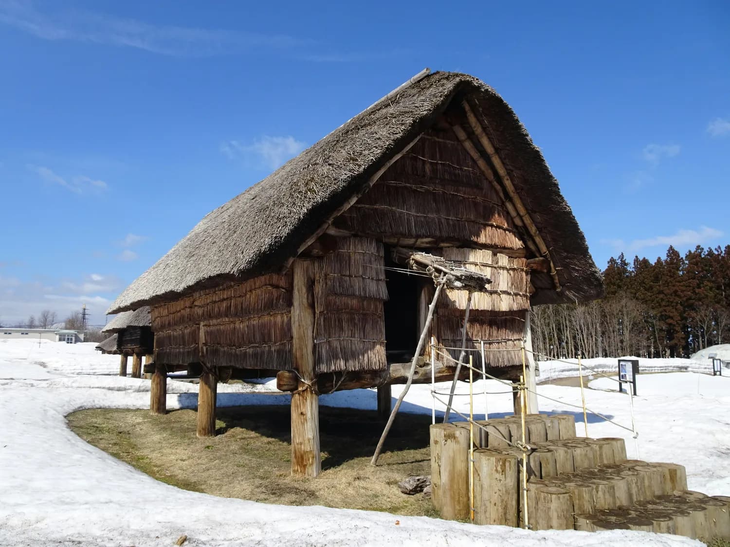 河姆渡干栏式建筑：7000年前的建筑智慧