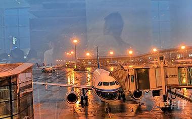 中国解封在飞机上使用便携式电子设备禁令：由航空公司评估