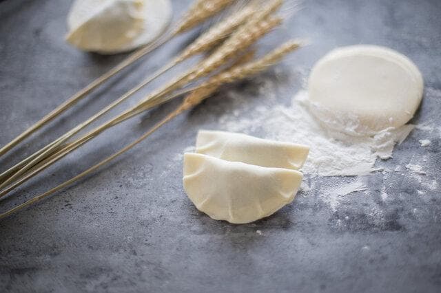 水饺粉是高筋粉还是低筋粉？教你正确和面技巧