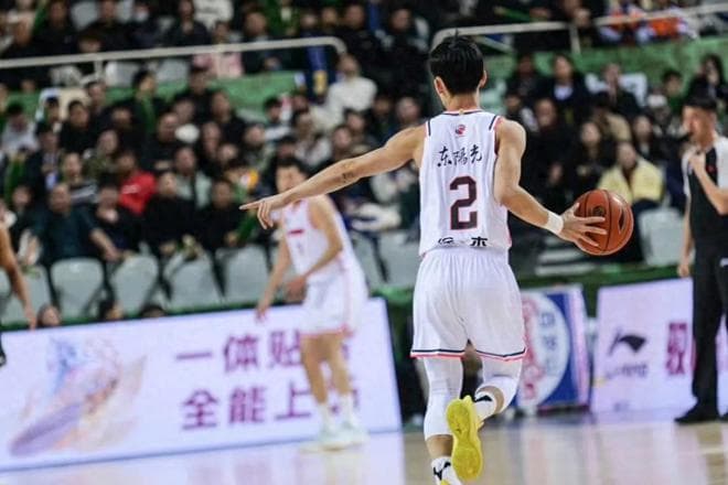 CBA最新战报：广东队九连胜追平前四战绩，徐杰单场23分13助攻成关键先生