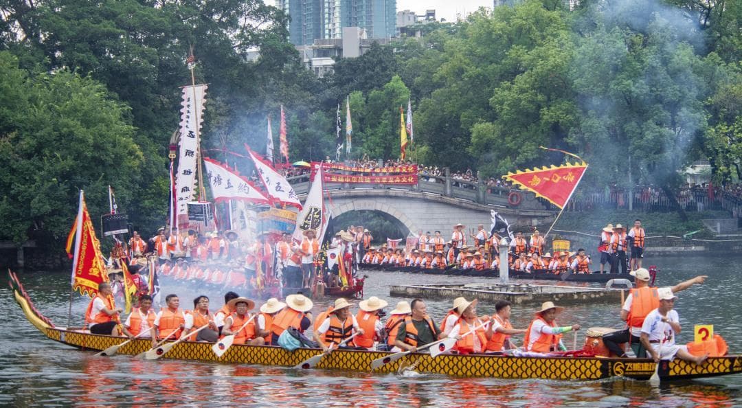 盐步老龙探契仔，群龙巡游荔枝湾！沉浸式体验泮塘龙船景