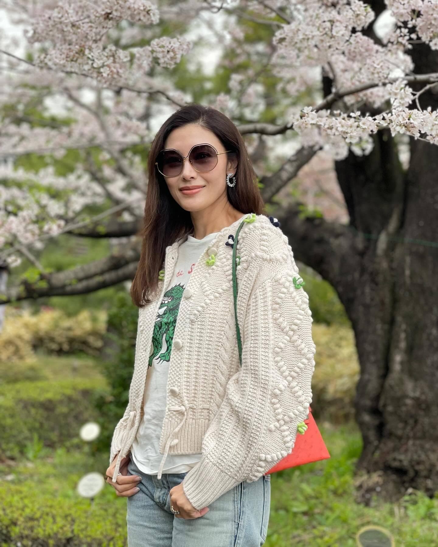 53岁李嘉欣日本街头穿搭引热议，小香风配无痕裤显优雅