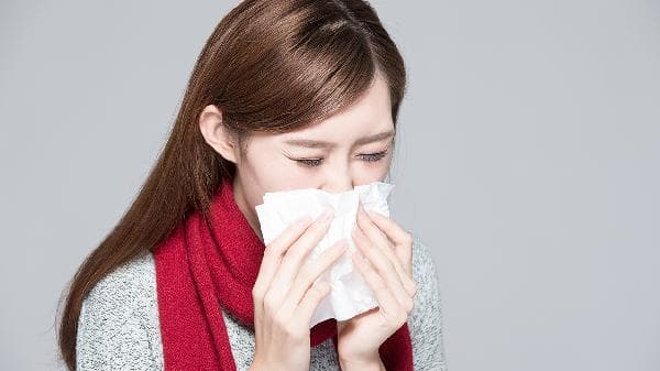 成人喉咙痛流鼻涕怎么办？用药指南与生活护理建议