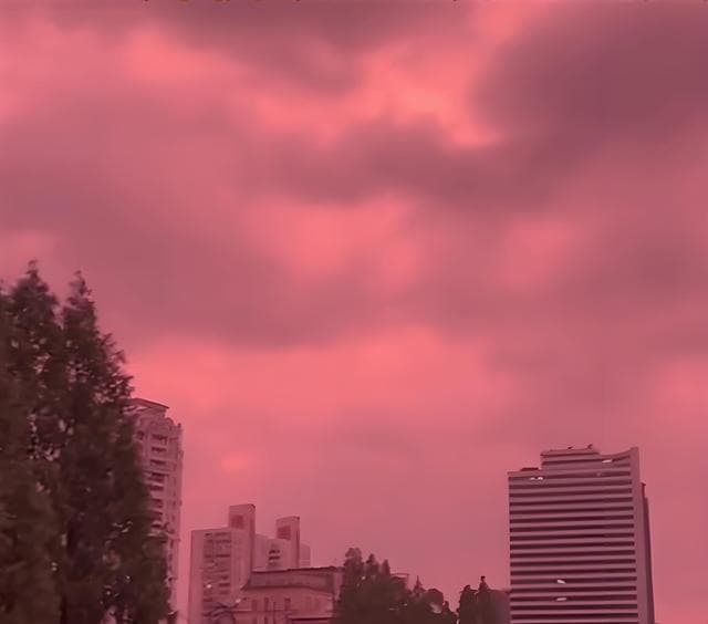 上海出现紫红色天空