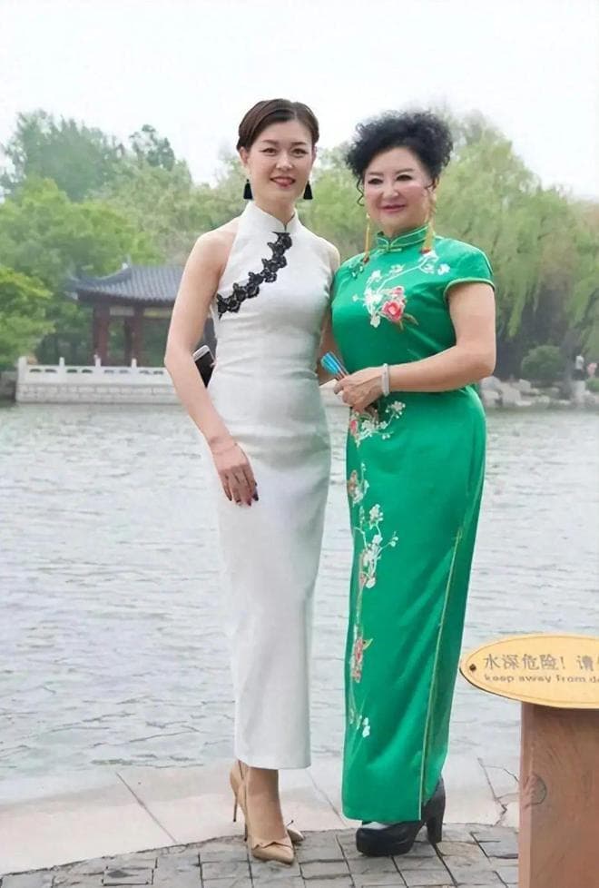 中年女人穿旗袍，为什么有的优雅时髦，有的却十分土气？关键在这