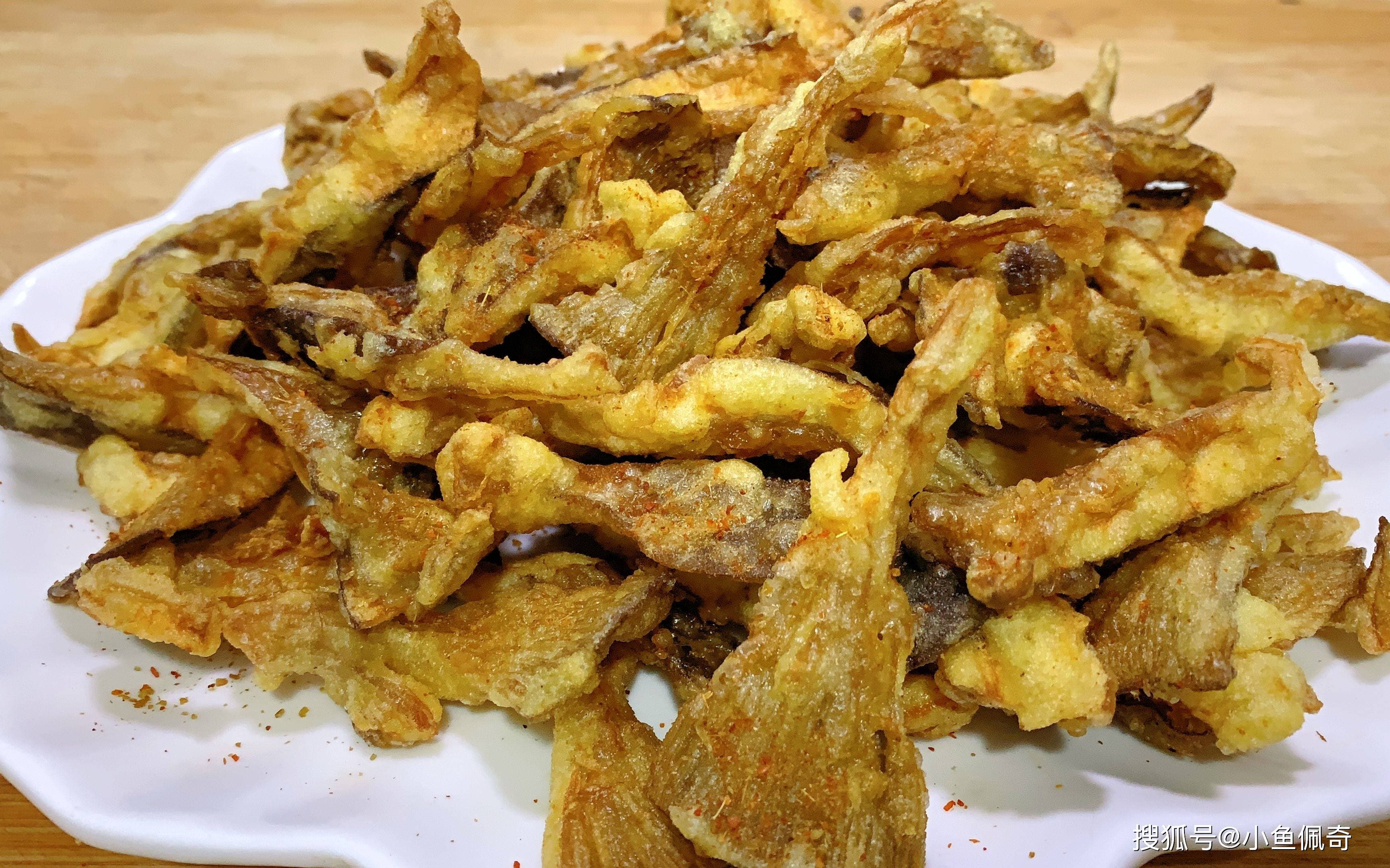 炸蘑菇这样做，外酥里嫩不回软，大厨绝招一学就会！
