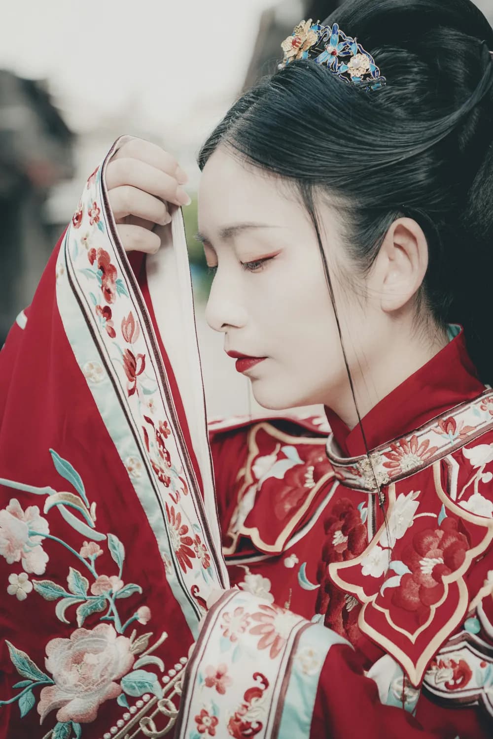 赵丽颖春晚惊艳亮相：旗袍美如画