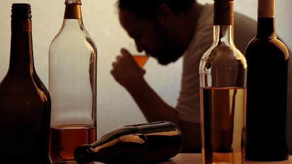 喝酒能减缓焦虑吗？科学解析酒精与焦虑的关系
