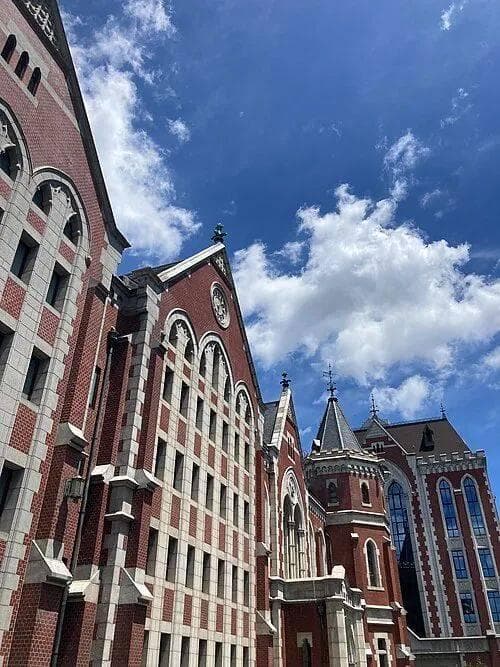 日本私立大学教育：庆应义塾与早稻田的商科之争