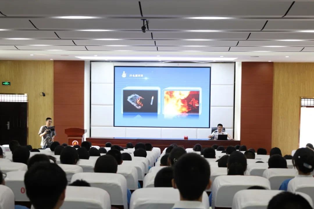 主官化身“蓝老师”，筑牢校园“防火墙”！