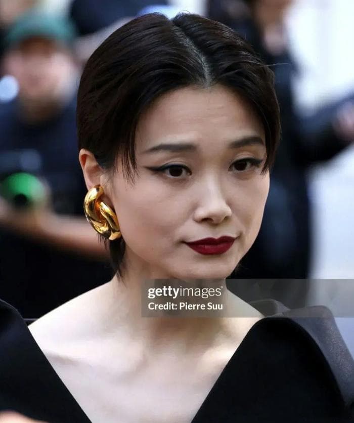 李宇春巴黎时装周生图，40岁的李宇春也老了，有点像宽版倪妮