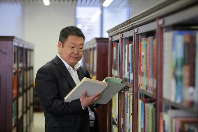 《红楼梦》的象征手法：虚实相生的艺术世界