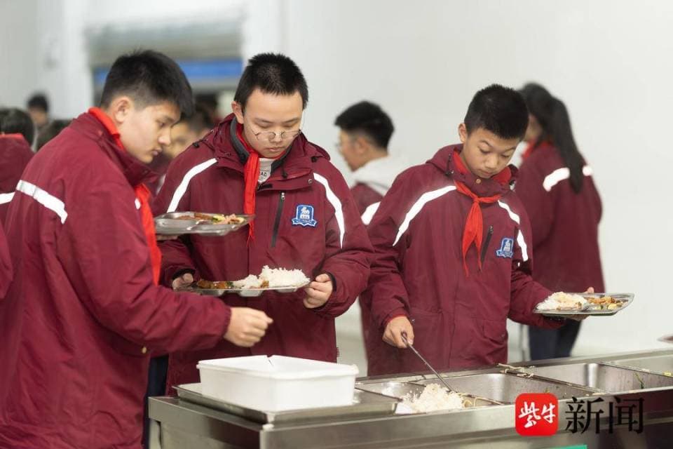 残羹桶称重，比一比哪个班剩得少！ 南京这所学校“光盘行动”有高招