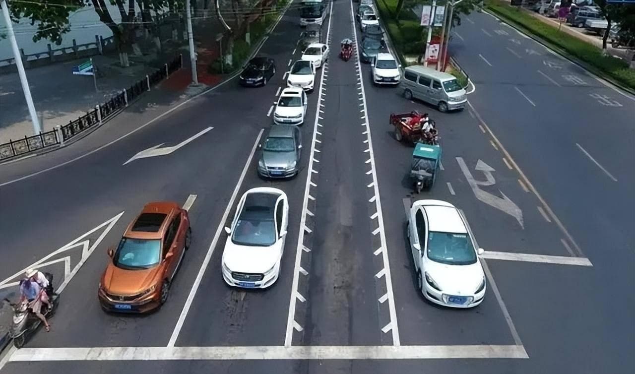 “锯齿车道”如何通行？交警：若这都不会走，当心你的分不够扣