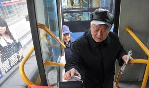 老年公交卡或将会取消？大部分人称支持，是不敬老还是老人过分？
