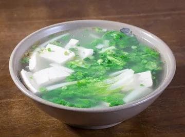 白菜豆腐三鲜汤：一道简单美味的养生佳肴