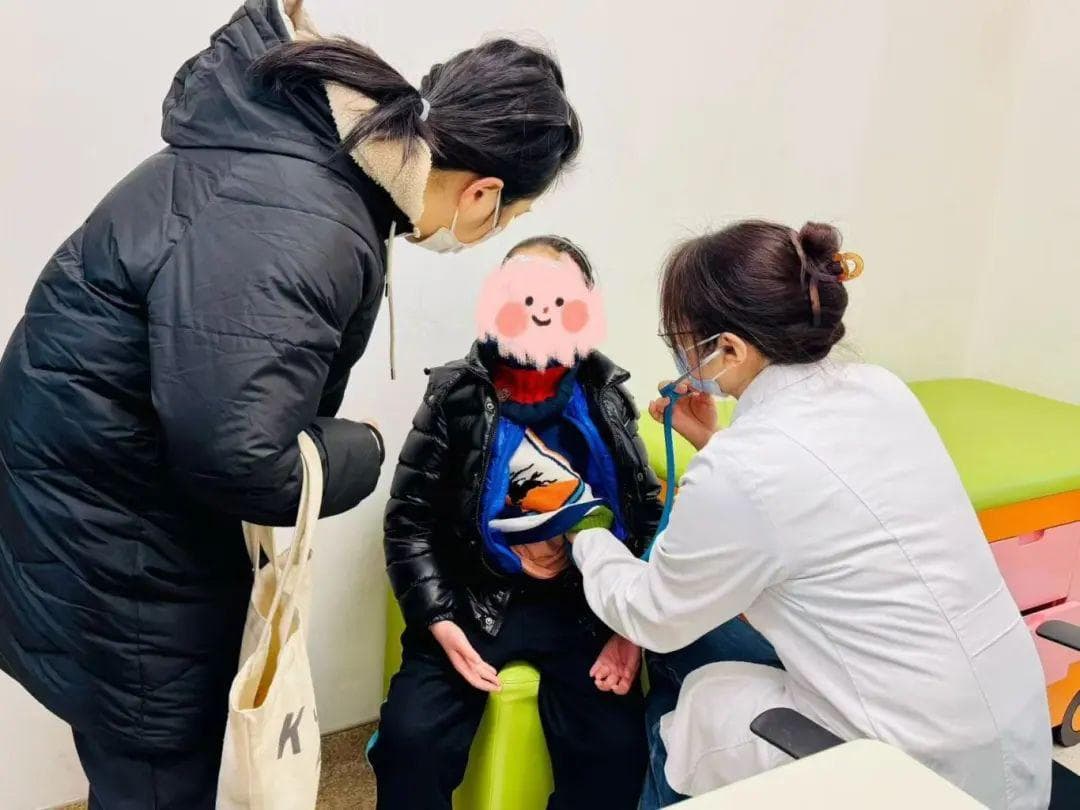 又到高发季！儿科迎来就诊高峰，医生：警惕多种病原叠加感染，持续高热要及时就医……
