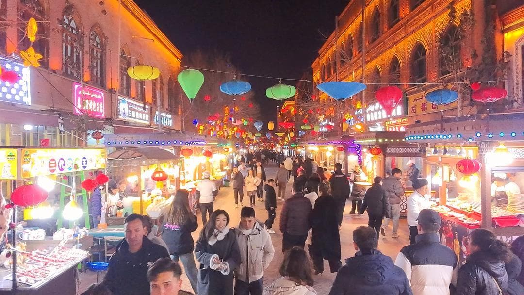 逛夜市、赏花灯、品美食！喀什古城年味浓~